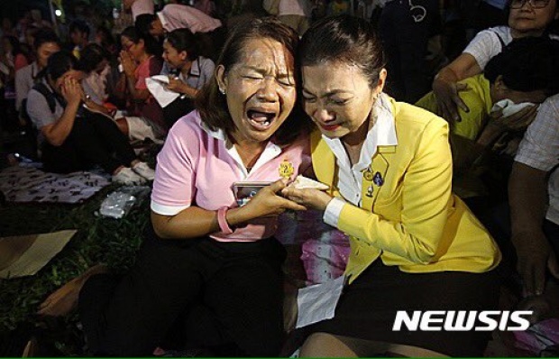 สำนักข่าวต่างประเทศ ประมวลภาพพสกนิการชาวไทยร่ำไห้ ใจสลายที่สุดในชีวิต