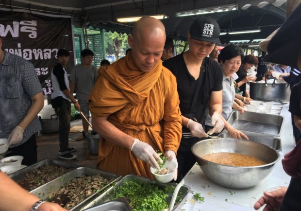 พุทธะอิสระ แจกอาหารปชช. ขอคนไทยมาร่วมทำความดี