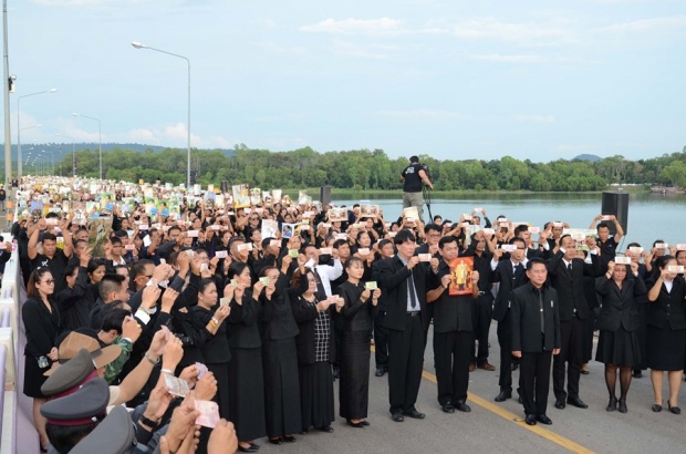 ปชช.กาฬสินธุ์ นับหมื่นเดินเท้าขึ้นสะพานเทพสุดาร่วมร้องเพลงอาลัยพ่อหลวง