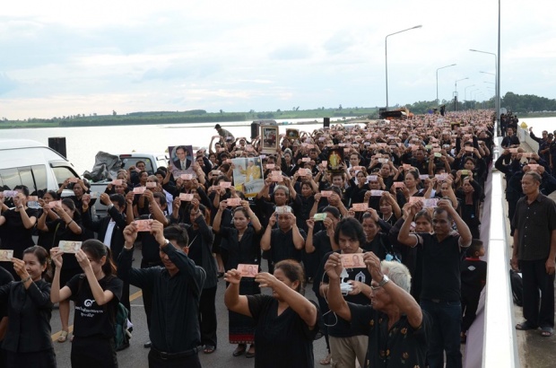 ปชช.กาฬสินธุ์ นับหมื่นเดินเท้าขึ้นสะพานเทพสุดาร่วมร้องเพลงอาลัยพ่อหลวง