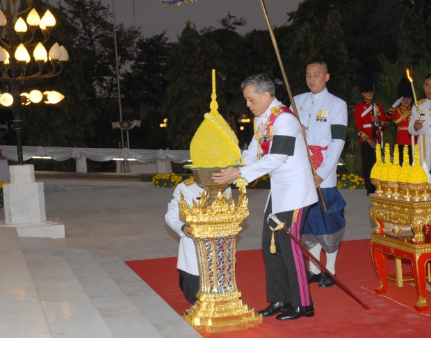 ร.10 ทรงวางพานพุ่มถวายบังคมพระบาทสมเด็จพระปกเกล้าเจ้าอยู่หัว