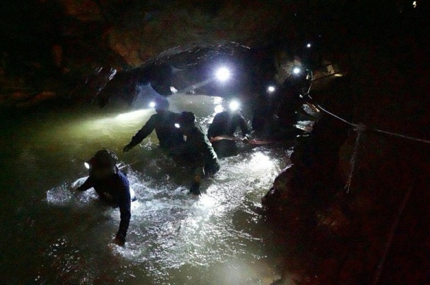 ฝนห่าใหญ่ถล่มอีกรอบ!! เติมน้ำเข้าถ้ำหลวง จนท.สู้ขาดใจ!! ยังระดมสูบ เร่งมือแข่งกับเวลา