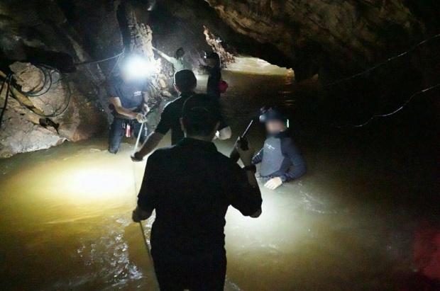 ฝนห่าใหญ่ถล่มอีกรอบ!! เติมน้ำเข้าถ้ำหลวง จนท.สู้ขาดใจ!! ยังระดมสูบ เร่งมือแข่งกับเวลา