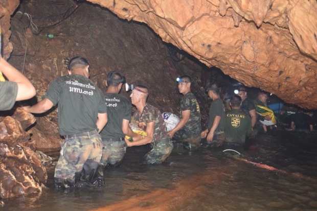 ฝนห่าใหญ่ถล่มอีกรอบ!! เติมน้ำเข้าถ้ำหลวง จนท.สู้ขาดใจ!! ยังระดมสูบ เร่งมือแข่งกับเวลา