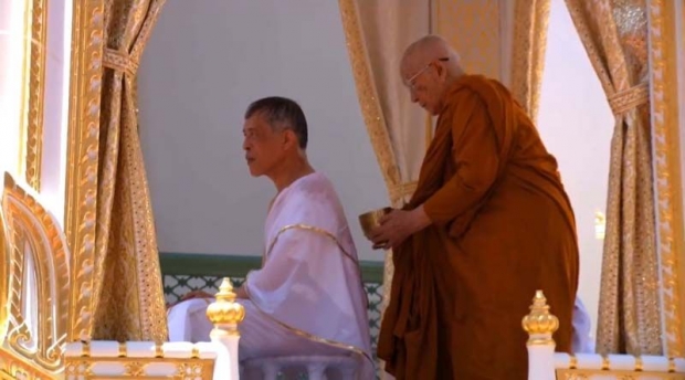 สมเด็จพระเจ้าอยู่หัวทรงสรงพระมุรธาภิเษก สังฆราชถวายน้ำพระพุทธมนต์