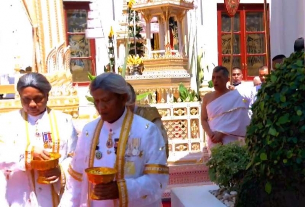 สมเด็จพระเจ้าอยู่หัวทรงสรงพระมุรธาภิเษก สังฆราชถวายน้ำพระพุทธมนต์