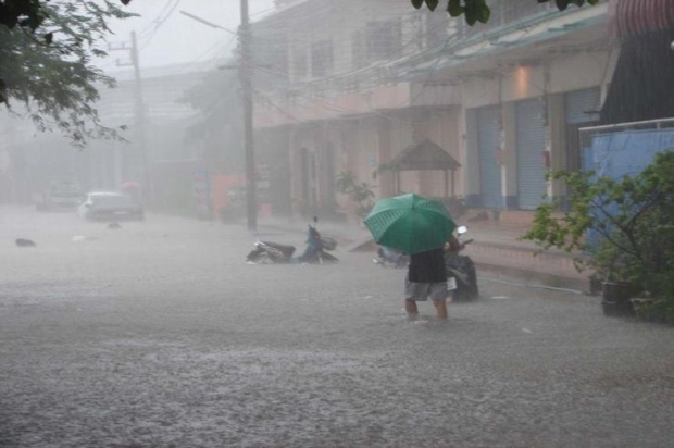 กรมอุตุเตือน! “มรสุมถล่ม” 30 จังหวัด “ฝนตกหนัก” ภาคใต้เสี่ยงท่วมฉับพลัน  