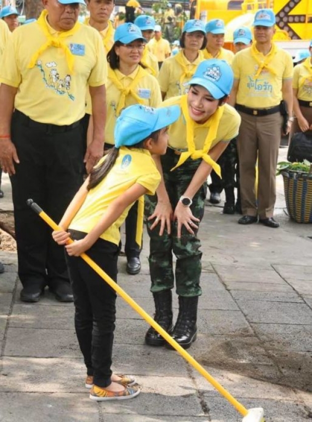  สุดประทับใจ เจ้าคุณพระสินีนาฏฯ ออกเยี่ยมจิตอาสา บอกประชาชน “ไม่เป็นไร ไม่ต้องคุกเข่าค่ะ คุณป้า”