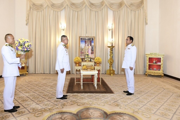 บิ๊กตู่ ปิดบ้านเบิร์ธเดย์ - ในหลวงพระราชทานแจกันดอกไม้ อายุครบ 67 ปี