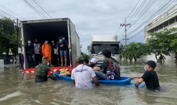 นิคมฯ บางปู จมบาดาล! ทิ้งรถหนีน้ำ เร่งระบายด่วน (คลิป)