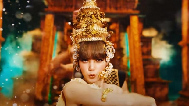 วธ. พูดแล้ว! หลังถกกันชุดใหญ่ ปมรัดเกล้ายอดใน MV “ลิซ่า”