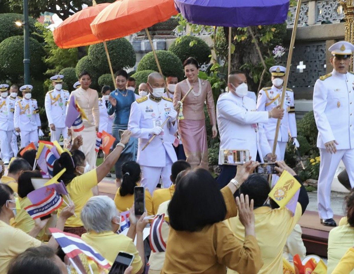 ในหลวง-พระราชินี เสด็จฯทรงเปลี่ยนเครื่องทรง พระแก้วมรกต สำหรับฤดูหนาว