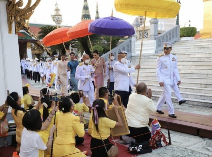 ในหลวง-พระราชินี เสด็จฯทรงเปลี่ยนเครื่องทรง พระแก้วมรกต สำหรับฤดูหนาว