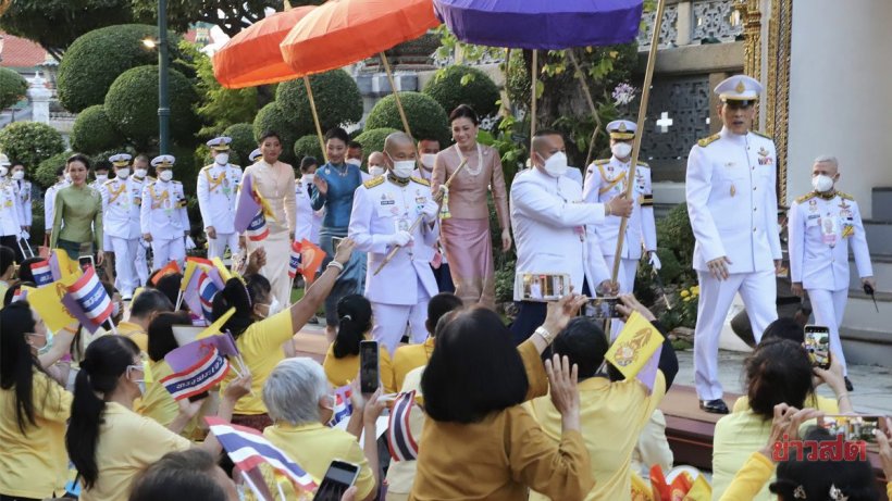 ในหลวง-พระราชินี เสด็จฯทรงเปลี่ยนเครื่องทรง พระแก้วมรกต สำหรับฤดูหนาว