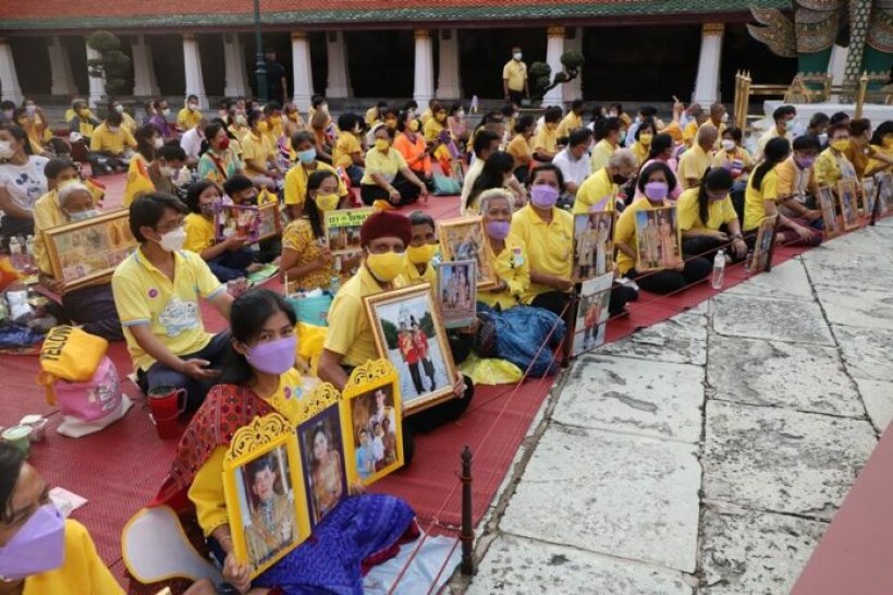 ในหลวง-พระราชินี เสด็จฯทรงเปลี่ยนเครื่องทรง พระแก้วมรกต สำหรับฤดูหนาว