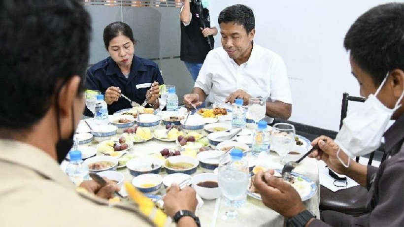 ภาพประทับใจ ชัชชาติ ล้อมวงกินข้าวพนักงานรถสูบส้วม รับฟังปัญหา