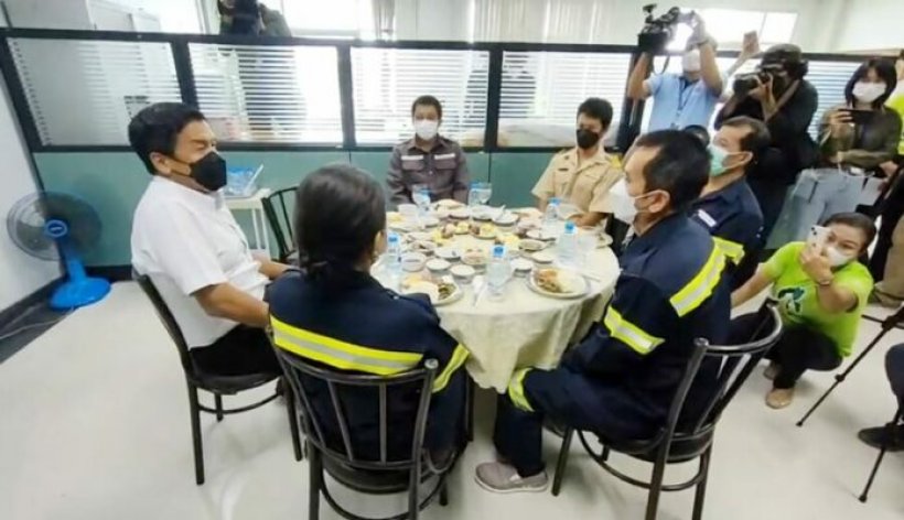 ภาพประทับใจ ชัชชาติ ล้อมวงกินข้าวพนักงานรถสูบส้วม รับฟังปัญหา