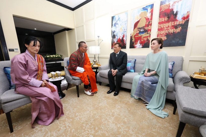 ในหลวง พระราชินี ทรงร่วมในงานถวายพระกระยาหารค่ำเป็นการส่วนพระองค์
