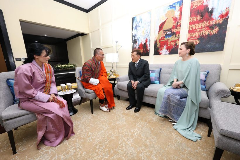 ในหลวง พระราชินี ทรงร่วมในงานถวายพระกระยาหารค่ำเป็นการส่วนพระองค์