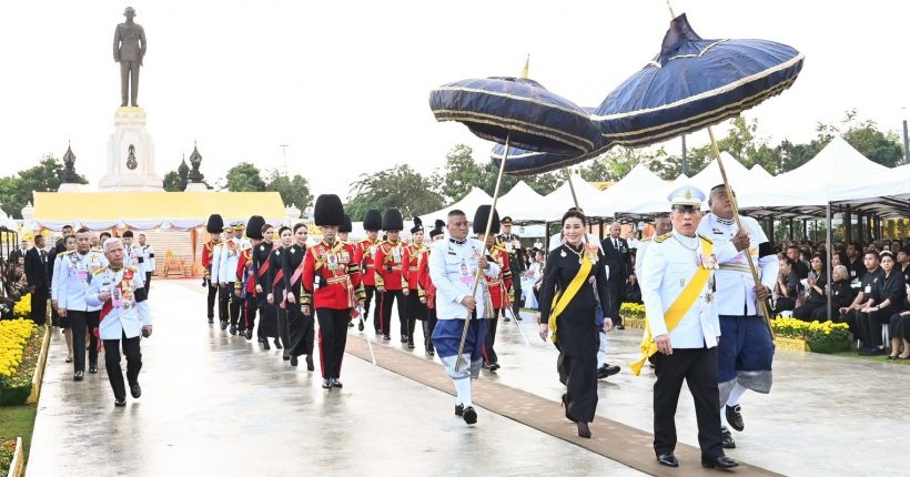 ในหลวง-พระราชินี ทรงวางพวงมาลาถวายราชสักการะพระบรมราชานุสาวรีย์ ร.9