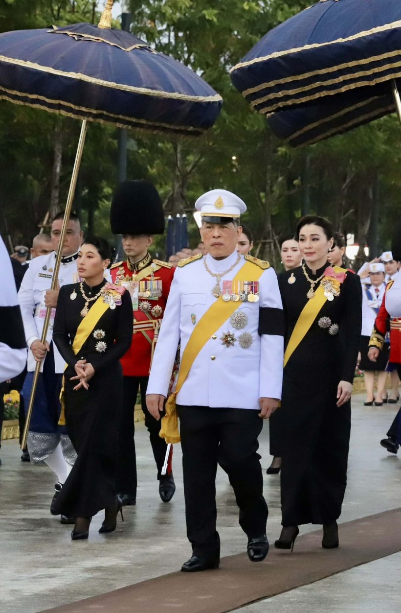 ในหลวง-พระราชินี ทรงวางพวงมาลาถวายราชสักการะพระบรมราชานุสาวรีย์ ร.9