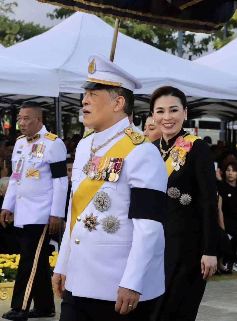 ในหลวง-พระราชินี ทรงวางพวงมาลาถวายราชสักการะพระบรมราชานุสาวรีย์ ร.9
