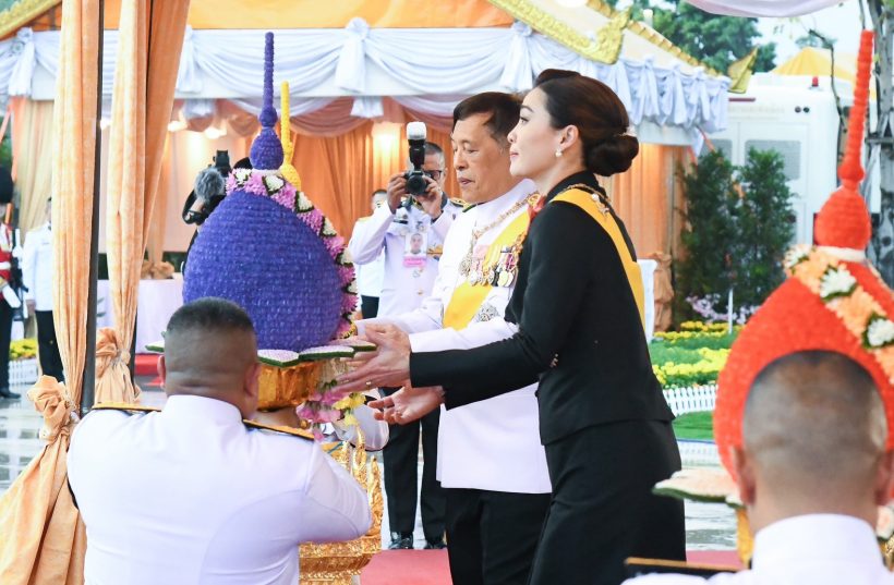 ในหลวง-พระราชินี ทรงวางพวงมาลาถวายราชสักการะพระบรมราชานุสาวรีย์ ร.9