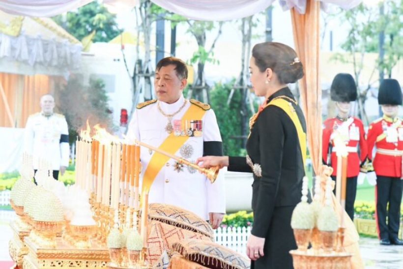 ในหลวง-พระราชินี ทรงวางพวงมาลาถวายราชสักการะพระบรมราชานุสาวรีย์ ร.9