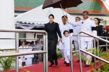 คุณพลอยไพลิน จูงมือคุณแม็กซิมัส พระราชปนัดดา ในหลวง กราบสักการะพระบรมศพ