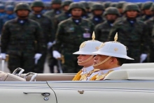 “ในหลวง-พระราชินี” ทรงฉลองพระองค์ เครื่องแบบทหาร ตรวจพลสวนสนามฯ