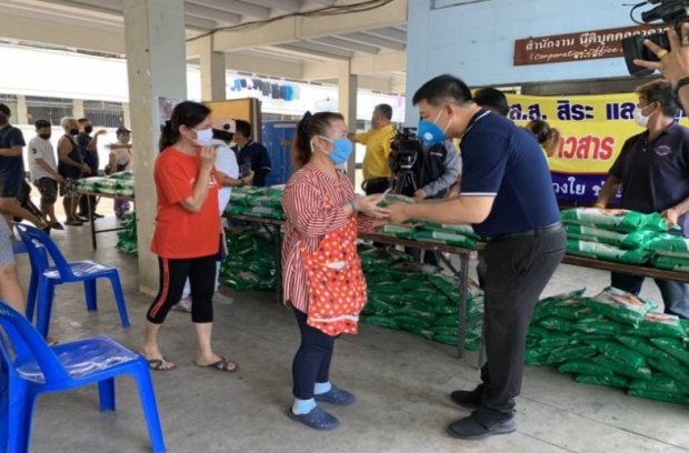  ‘สิระ’ ลงพื้นที่แจกข้าวสาร 10,000 ถุง ปัดทำเพื่อหาเสียง