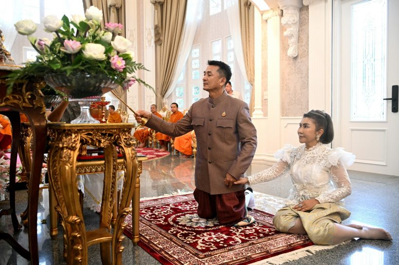 หมอชลน่าน ควงภรรยา ทำบุญขึ้นบ้านใหม่ใหญ่อลังการมาก