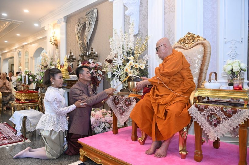 หมอชลน่าน ควงภรรยา ทำบุญขึ้นบ้านใหม่ใหญ่อลังการมาก
