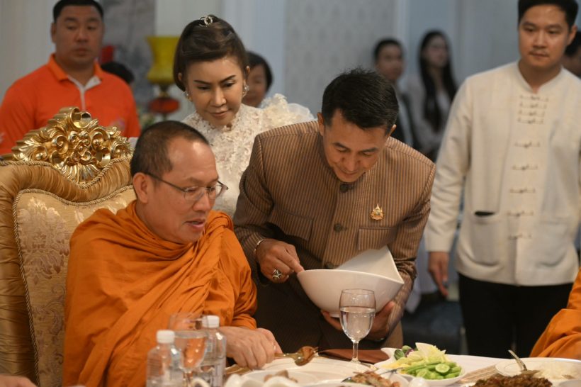 หมอชลน่าน ควงภรรยา ทำบุญขึ้นบ้านใหม่ใหญ่อลังการมาก