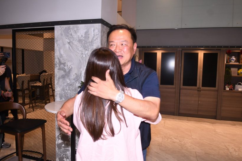 เปิดช็อตซึ้ง อนุทินว่าที่นายกฯ คนที่ 33! กอดภรรยาคนสวยแน่น