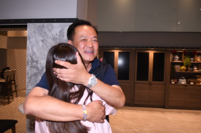 เปิดช็อตซึ้ง อนุทินว่าที่นายกฯ คนที่ 33! กอดภรรยาคนสวยแน่น