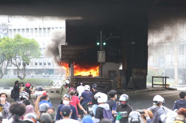  ประมวลภาพเหตุการณ์ปะทะ-เผาทำลายป้อมตำรวจวันดินแดงเดือด