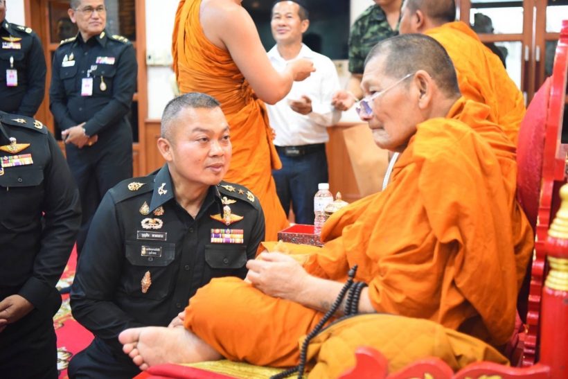 หลวงปู่ศิลา มอบเงินบริจาคให้ แม่ทัพภาคที่ 2 จำนวน 2 ล้านบาท