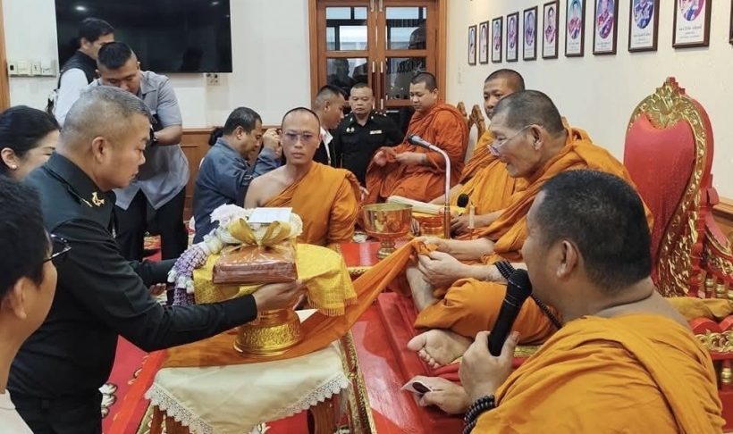 หลวงปู่ศิลา มอบเงินบริจาคให้ แม่ทัพภาคที่ 2 จำนวน 2 ล้านบาท