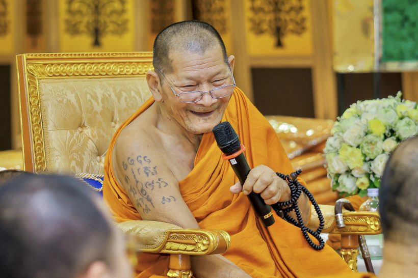 หลวงปู่ศิลา มอบเงินบริจาคให้ แม่ทัพภาคที่ 2 จำนวน 2 ล้านบาท