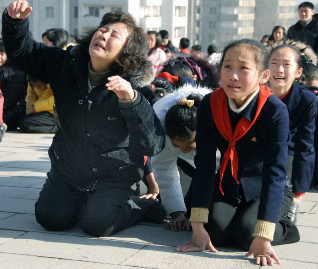 ประมวลภาพ ทั่วแผ่นดินเกาหลีเหนือร่ำไห้ หลั่งน้ำตาอาลัยคิมจองอิล 