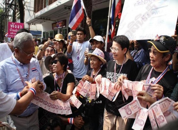 ครึ่งวัน  สุเทพ  หาเงินสมทบช่วยชาวนา 7 ถุงแล้ว 