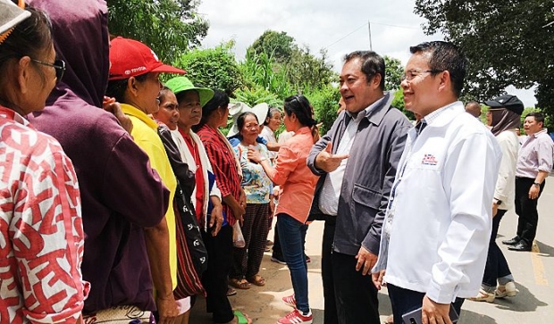 ‘ทวี’ควง‘นิคม’ – 7พรรคฝ่ายค้าน ปาดหน้า‘บิ๊กตู่’ ลงพื้นที่ช่วยชาวบ้านบ้านกินเพล