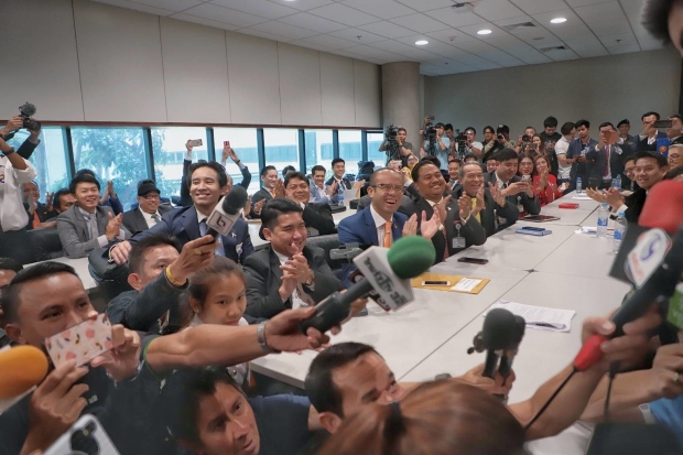   “ธนาธร” ทิ้งท้าย ชูสามนิ้วกลางสภา ก่อนไปฟังพิพากษา - ลูกพรรคแห่ให้กำลังใจ