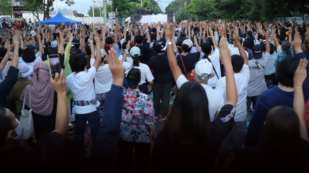 ชมคลิปเหตุการณ์นาที สส-สว.ฝ่ากลุ่มผู้ชุมนุม ออกจากสภา-ชวน รับรองไม่ดำเนินคดี