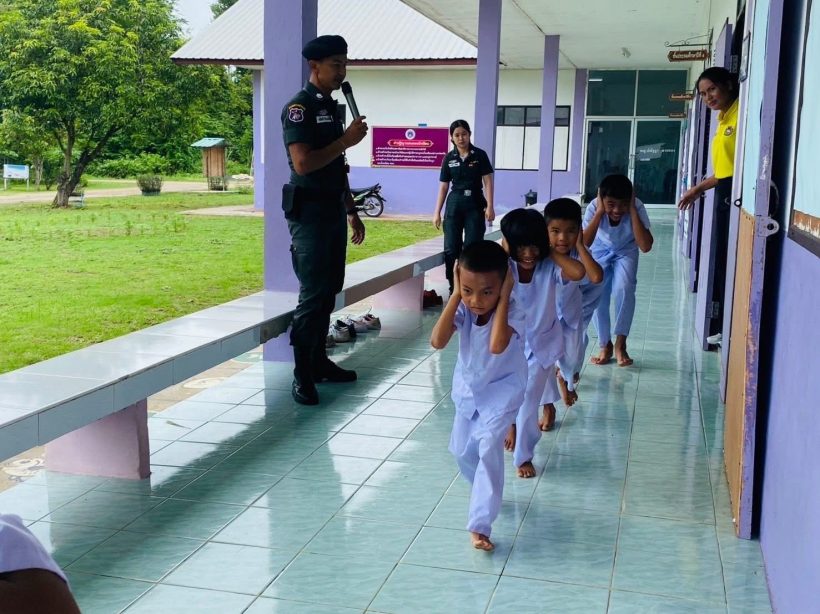 เผยภาพการซักซ้อม ให้นักเรียนแถวชายแดนหลบภัยเข้าบังเกอร์
