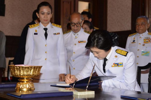 นายกฯ นำครม. ลงนามถวายพระพรในหลวง-พระราชินี เนื่องในโอกาสวันขึ้นปีใหม่