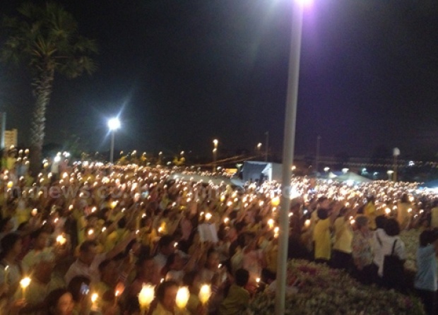 อภิสิทธิ์ร่วมเวทีกปปส.จุดเทียนชัยถวายพระพร