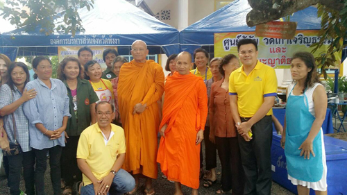 พระสุเทพนำคณะสงฆ์สวนโมกข์ บิณฑบาต10ปีสึนามิพังงา