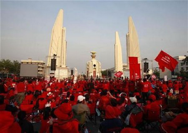 เสื้อแดงทยอยชุมนุม 80 ปีไม่มีประชาธิปไตย 